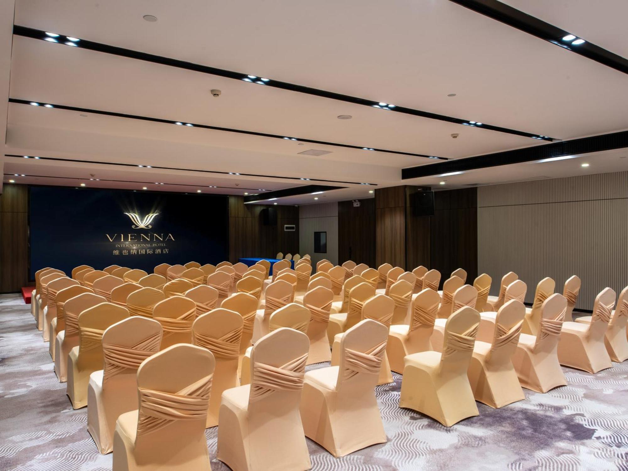 Vienna International Hotel Guangzhou Baiyun International Conference Center Экстерьер фото